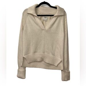Abercrombie & Fitch White Cream Sweater Size‎ Small